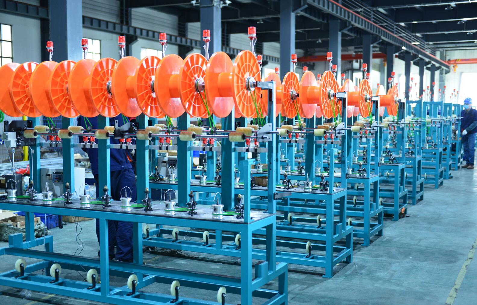 助力抗疫“足球中国官网”闪烁，8000台钩针机应时赶场